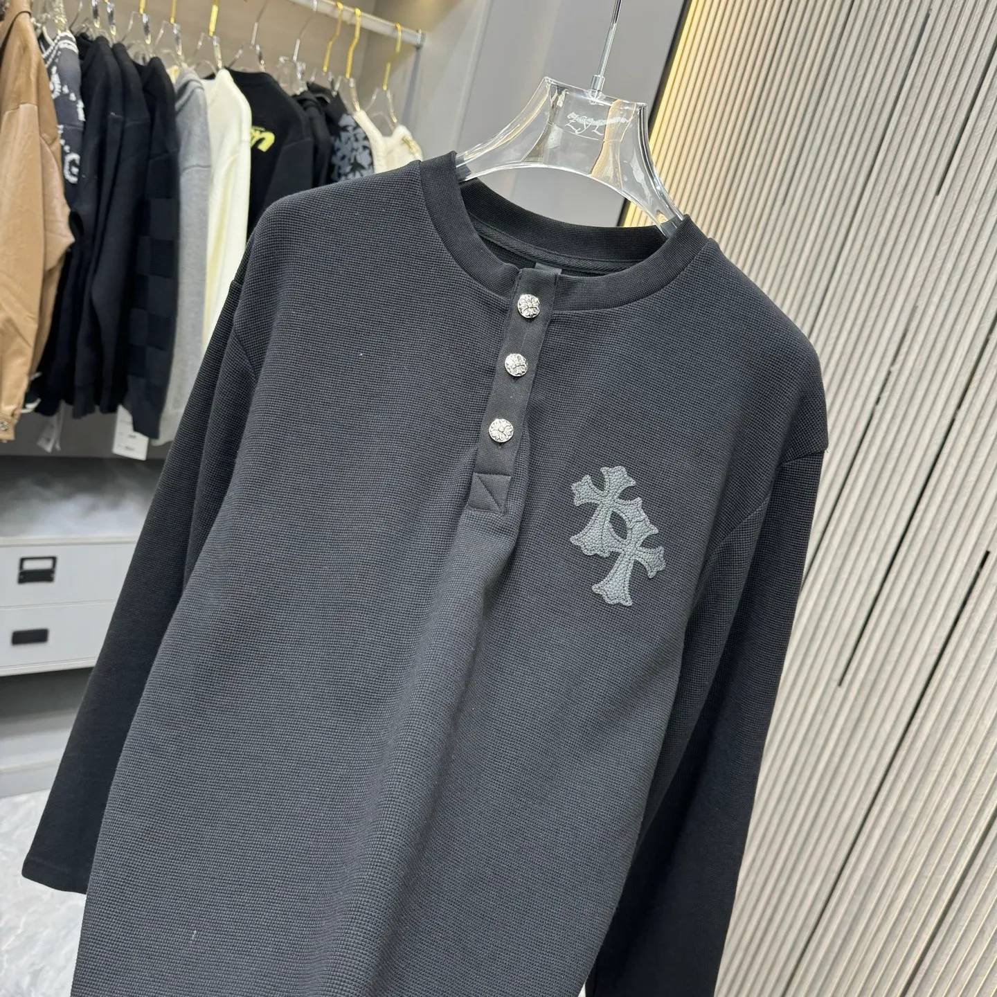 🅿️270 25 New Style🆕Come Hearts Cross Long Sleeve Autumn and Winter King! Chest pockets, collar and cuffs with high weight threads, custom-woven and dyed 330g double yarn waffle fabric, cross steel buckle tags and other accessories are all in the correct version, super conspicuous, super good-looking and super atmospheric, same style for men and women! The overall upper body highlights fashion and individuality, and it is a recommended T-shirt for couples to wear together!! Color: black/white 04 Size: S-XXL